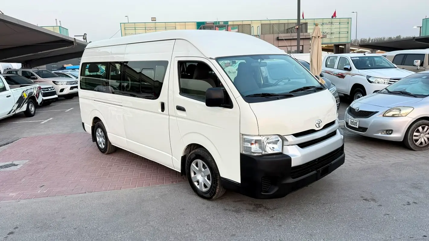 Toyota Hiace 2018 — photo 1 of 15