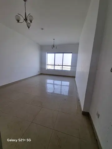 شقة غرفة وصالة ماستر للإيجار في المجاز 2 بالشارقة، إطلالة مفتوحة، باركن مجاني، تكييف مركزي، تشطيب راقٍ، 42 ألف سنوياً، 4 أو 6 دفعات.