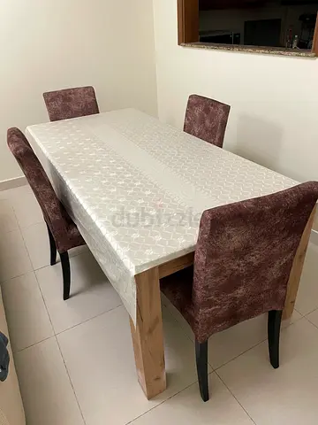 Dining table and 4 chairs in a very good condition