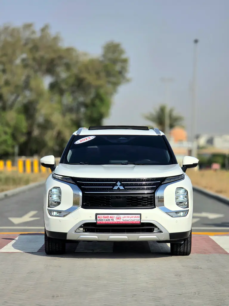 Mitsubishi Outlander 2023 — photo 1 of 20