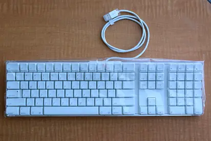 Brand New Genuine Apple A1048 Classic Wired Full Size USB QWERTY keyboard With Dual USB Ports