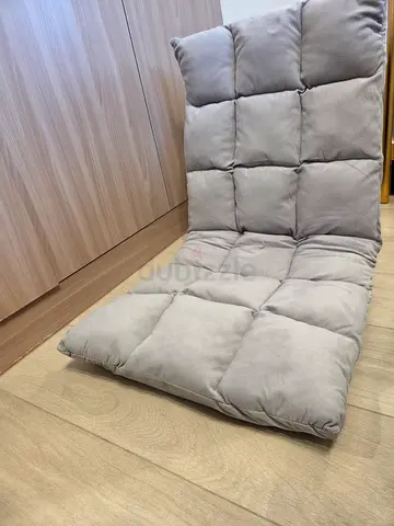 Light grey foldable floor chair
