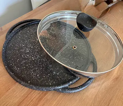 Cast iron pan