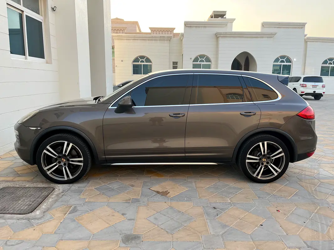 Porsche Cayenne 2012 — photo 1 of 7