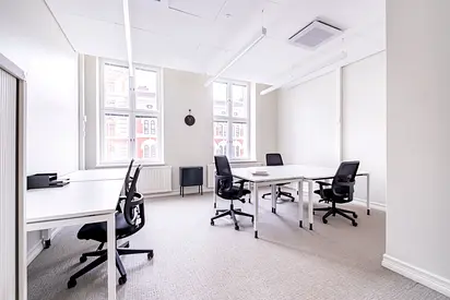 Move into ready-to-use open office space for rent for 15 persons in Dubai, Deira City Center