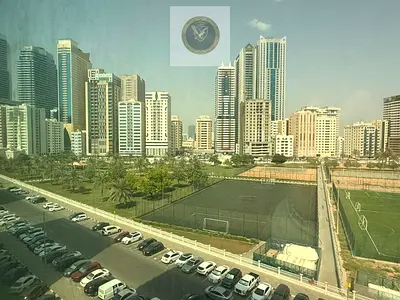 ثلاث غرف وصاله المجاز ثلاث مع خزائن بالخائط اطلاله مفتوحه مساحات واسعه موقع مميز علي حديقة الصفيا