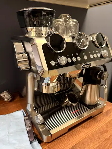 DeLonghi La Specialista Maestro (EC9665.M) features a stainless steel design with a built-in grinde