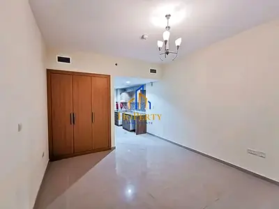 شقة استوديو JVC | برج ماي ريزيدنس 3 | شرفة وحوض السباحة/صالة الألعاب الرياضية | إطلالة على وسط المدينة