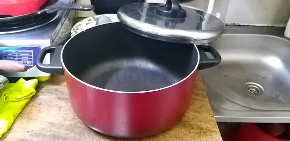 Red non-stick cooking pot with lid - good condition medium size