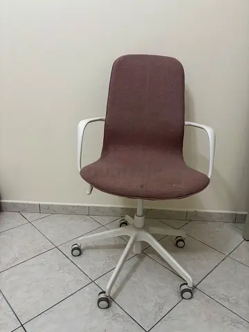 Desk chair with armrests