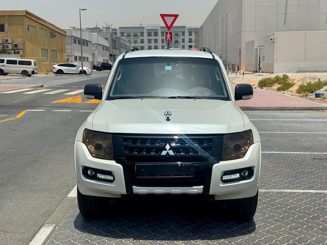 Mitsubishi Pajero 2017 — photo 1 of 16