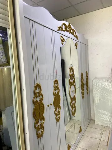New White and gold 6-door mirrored wardrobe in good condition