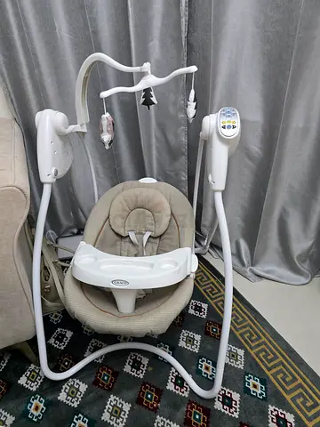 Graco electric baby swing with mobile and tray – really good condition