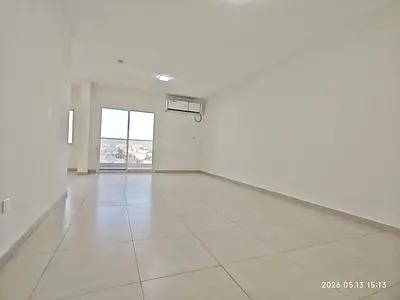 للإيجار السنوي في الشارقة شقة 3 غرف وصالة أول ساكن في المجاز 2 على شارع الوحدة ببناية جديدة مع بلكونة وإطلالة مفتوحة وخصم 3000 درهم لأول سنة
