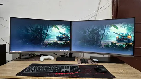 2x Samsung CR27R500FH 27 Curved Gaming Monitors – Full HD – AED 1,200