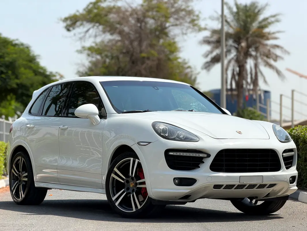 Porsche Cayenne 2014 — photo 1 of 18