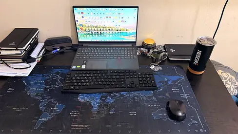 Table and gaming chair in very good condition