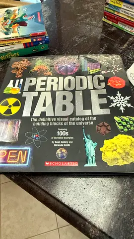 A Visual Periodic Table (Scholastic) - Hardcover