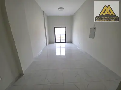 مساحة واسعة جدًا مع بلكونة وإطلالة مفتوحة وغرفة ماستر وموقع حيوي قريب من جميع الخدمات في الجرف الصناعية