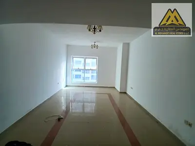 شقة للإيجار 3 غرف وصالة مع إطلالة بحرية وبلكونة وباركن مجاني وتكييف مركزي وموقع مميز قريب من الكورنيش في الراشدية 3 عجمان