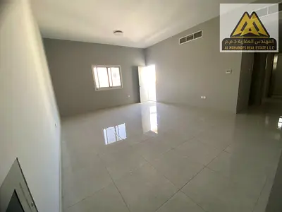 الشقة تتميز ببلكونة واسعة وخزائن حائط وغرف ماستر مع تكييف مركزي، بالإضافة إلى موقع مميز قريب من جميع الخدمات.