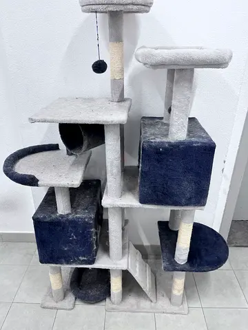 Large Multi-level Cat Tree/Scratching Post( need just cleaning)