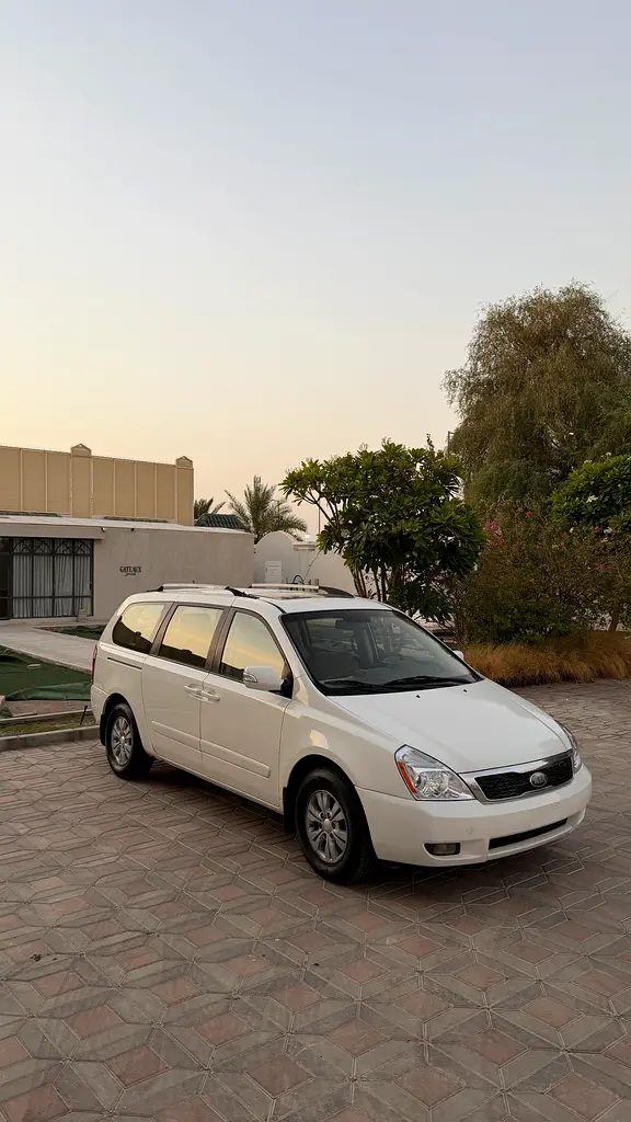 Kia Carnival 2013 — photo 1 of 14