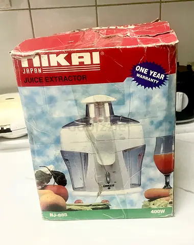 Compact electric juicer - working, white (Nikai)