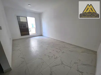 شقة غرفتين وصالة بمساحة كبيرة جدًا وتشطيب مميز، تتميز بتصميم عملي مناسب للعائلات، مع موقع حيوي قريب من جميع الخدمات وسهولة الوصول إلى مختلف مناطق عجما