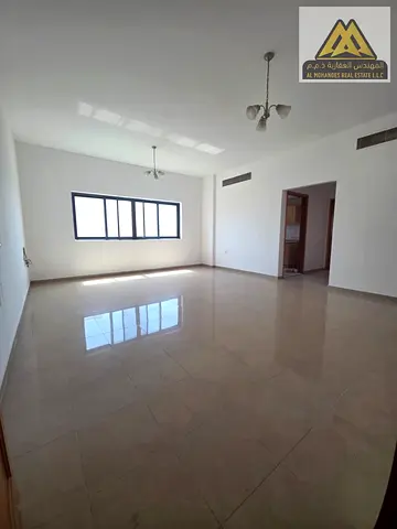 شقة غرفة وصالة بمساحة كبيرة جداً وبلكونة في الجرف 2 بالقرب من الجامعة وموقع حيوي