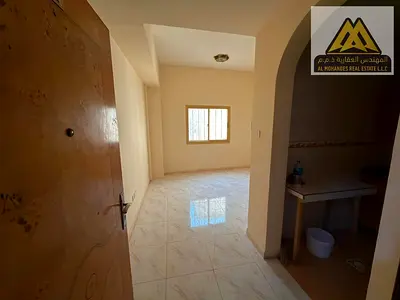 This ground-floor studio apartment offers an excellent living space with a semi-separate kitchen, split air conditioning, and free maintenance. Locate