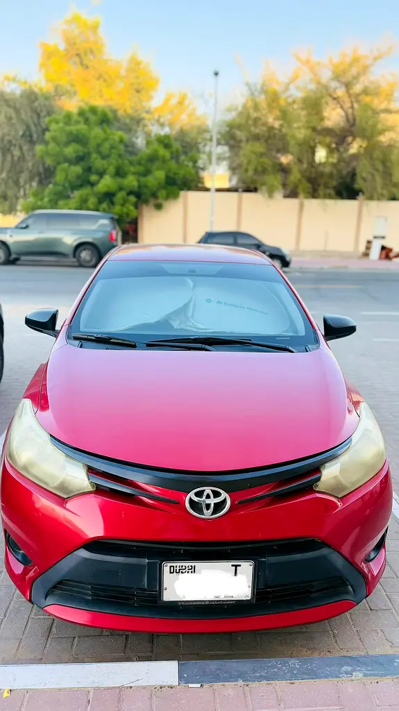 Toyota Yaris 2014 — photo 1 of 3