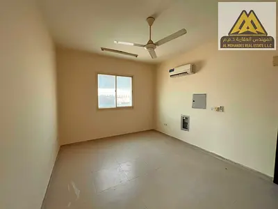 مساحه كبيره شقة غرفة وصالة في الروضة 3 على شارع عمار بالقرب من دوار العبايات
