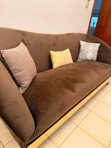 Brown 3-seater velvet sofa with wooden base and cushions