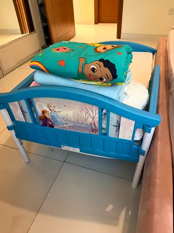 Blue baby bassinet / cradle in good condition