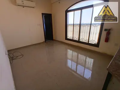 Large space Bright studio Split air conditioning Convenient and comfortable space