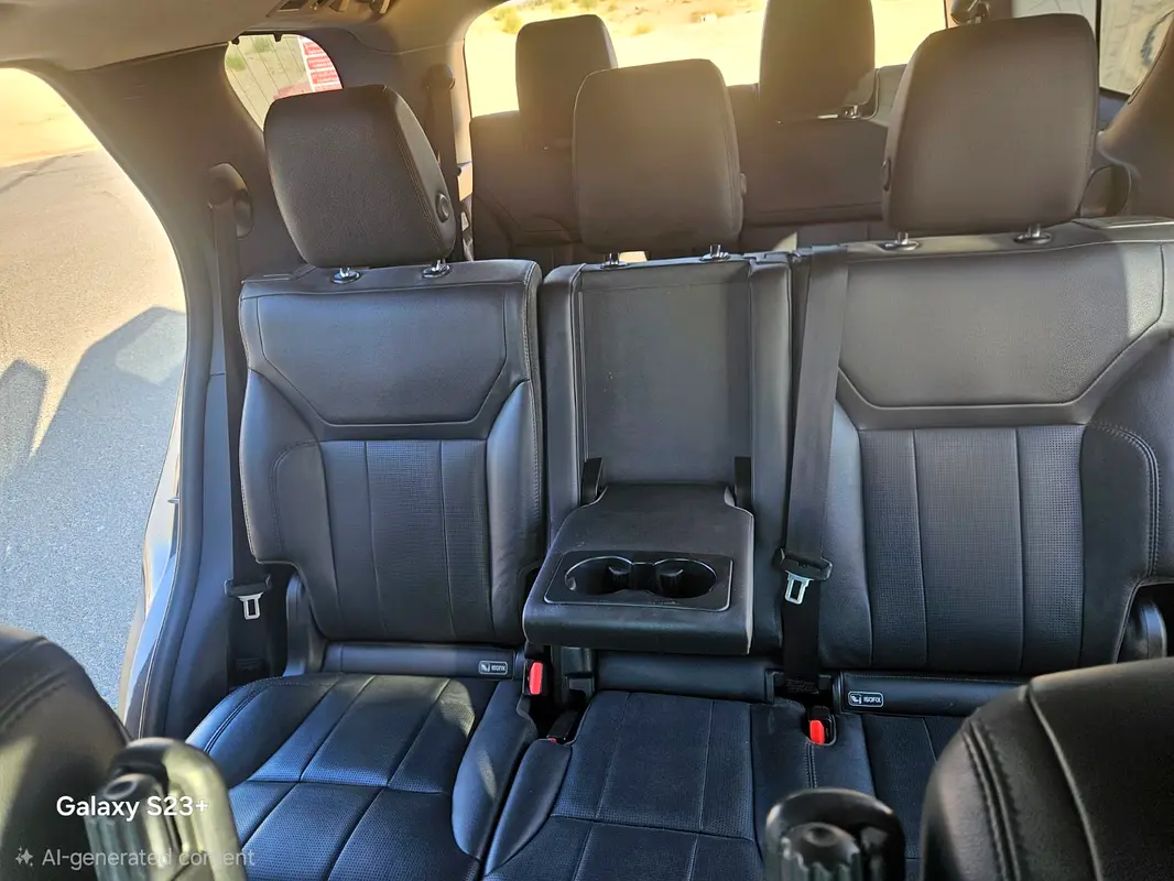 Land Rover Discovery 2019 — photo 1 of 20
