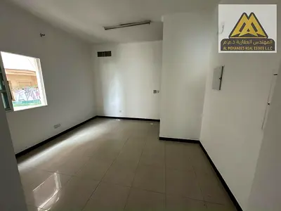 شقة للإيجار غرفة وصالة بمساحة كبيرة وموقع حيوي مقابل سوق السمك على شارع الميناء في الراشدية 1 عجمان