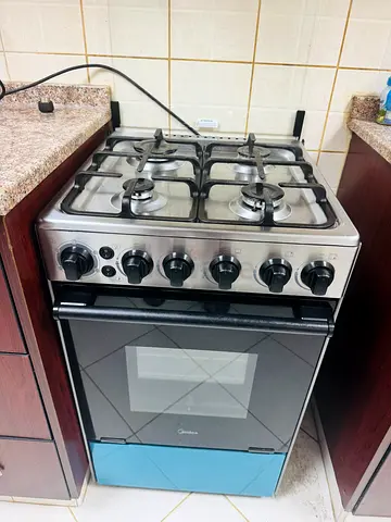 MIDEA 4 BURNER COOKING RANGE IN EXCELLENT CONDITION