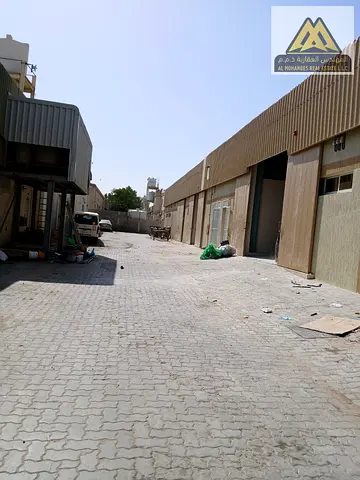 مستودع بمساحة كبيرة وموقع استراتيجي على شارع حيوي مع سهولة وصول الشاحنات وجاهز للتشغيل الفوري