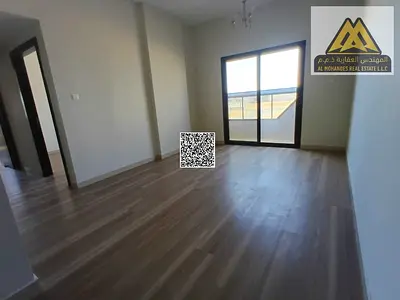 شقة عائلية للإيجار السنوي غرفتين وصالة بمساحة كبيرة وغرفة ماستر وبلكونة بإطلالة مفتوحة