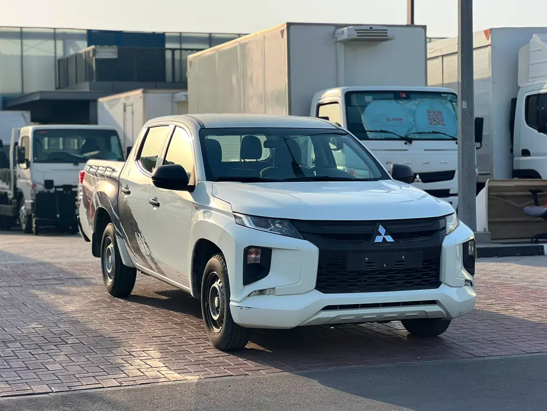 Mitsubishi L200 2023 — photo 1 of 10