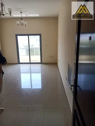 بلكونه / مطله ع المدرسه / غرفه وصاله / مساحه كبيره / سعر مميز / ع الطريق الرئيسي /
