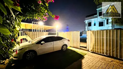 5 غرف نوم ماستر غرفة خادمة صالة واسعة مجلس مع المغاسل والحمام روف موقف سيارات خارجي مظلل مساحة الأرض: 3,015 قدم² تصميم عصري وتشطيبات راقية موقع مميز