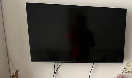 Hisense - 32 inch Flat Screen TV - Wall Mounted, Good Working Condition