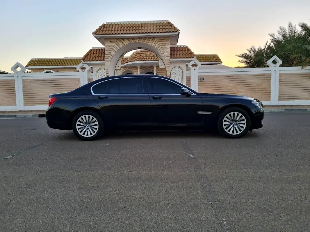 BMW 7-Series 2012 — photo 1 of 3