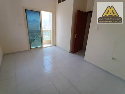 بلكونة | مساحة كبيرة ومناسبة | بناية عائلات | تكييف مركزي | صيانة مجانية على المالك | موقع مميز قريب من أبراج الفالكون وقصر الحاكم