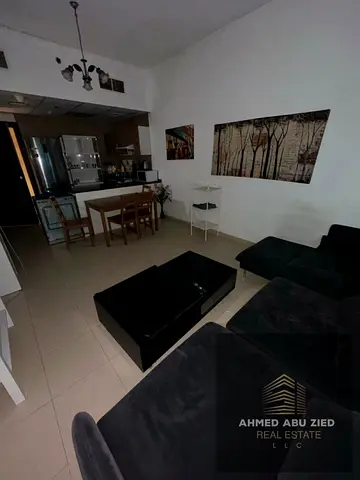 غرفة نوم مفروشة بالكامل صالة واسعة فرش حديث وأنيق مطبخ عملي تشطيبات ممتازة جاهزة للسكن موقع مميز على شارع خليفة الرئيسي مقابل جراند مول بجوار السفير