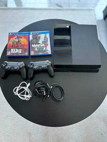 PS4 - PlayStation fat 500GB + 2 Controllers + Games (Great Condition)