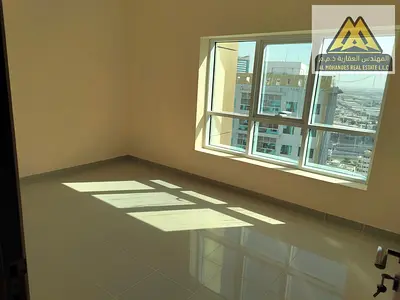 شقة ثلاث غرف وصالة بمساحة ممتازة مع موقف سيارات مغطى للإيجار السنوي في أبراج اللؤلؤة عجمان